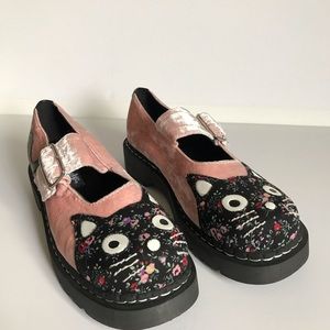 Pink velvet floral kitty Mary James size 9. Brand new in box